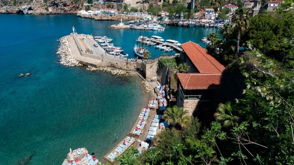 Antalya Kaleiçinde Tarih ve Deniz Buluşuyor Ziyaretçilerine Açık Hava Müze Deneyimi Sunuyor