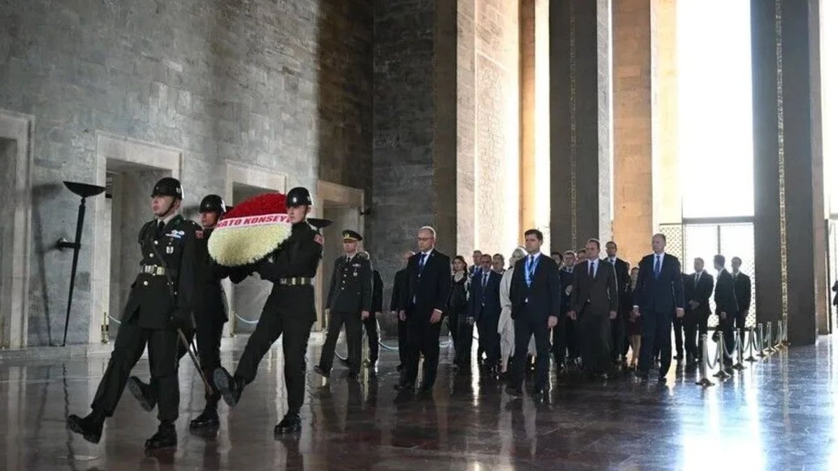 Anıtkabirde NATO Heyeti Atatürke Saygı Duruşunda