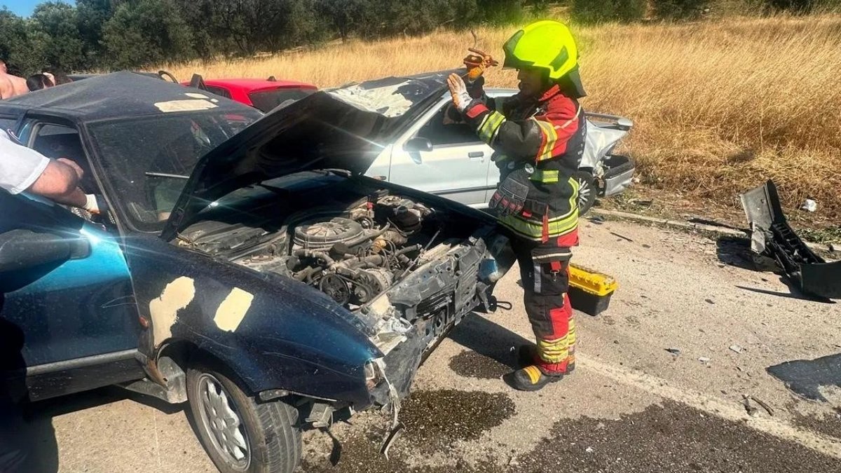 Ayvalık’ta Dehşet Anları Araçlar Peş Peşe Çarpıştı 6 Kişi Yaralandı