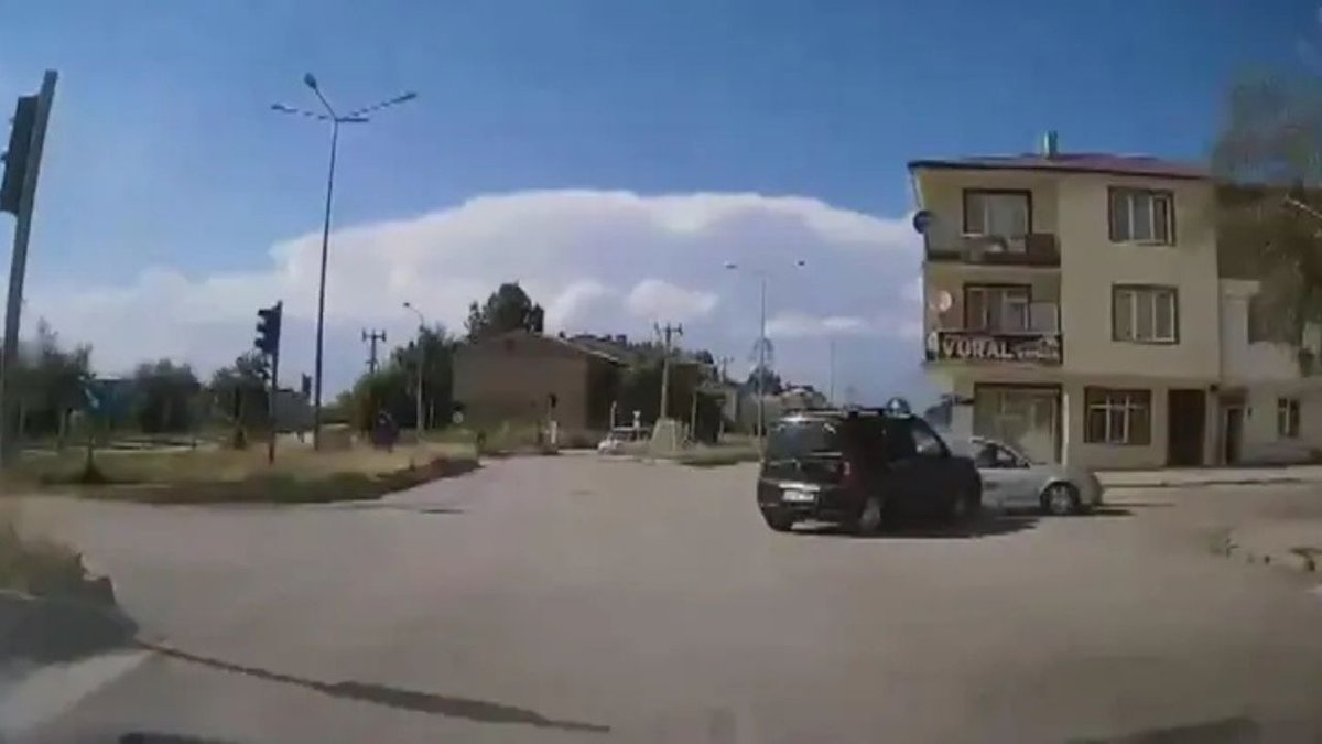 Erzurum’da Kavşakta Feci Çarpışma 7 Kişinin Yaralandığı Kaza Kamerada