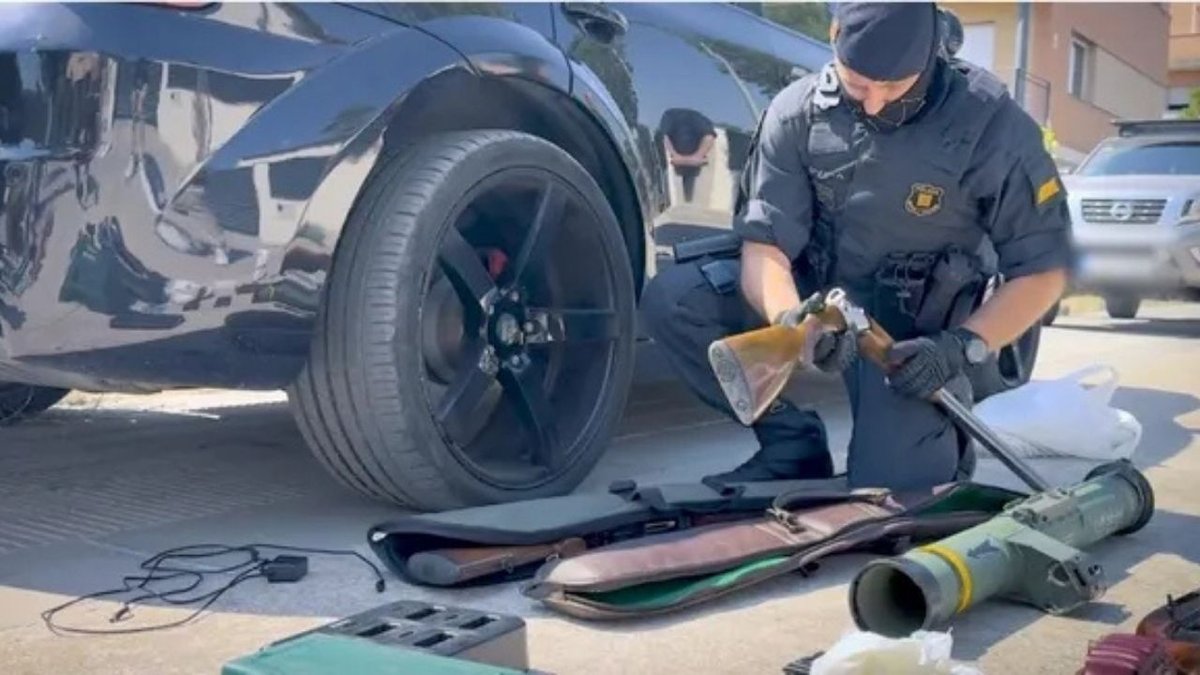 Otomobilde Şok Baskın Cephanelik Gibi Araçtan Roketatar Çıktı