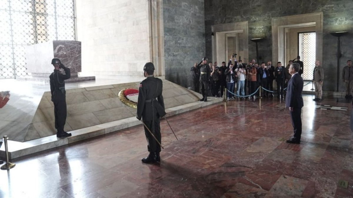 Özgür Özel Yeni Parti Heyetiyle Anıtkabir’de Mesaj Verdi