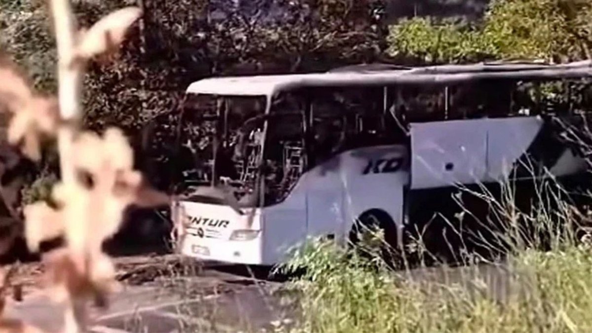 Mersin’de Seyir Halindeki Yolcu Otobüsü Alev Aldı: Araç Kullanılamaz Hale Geldi