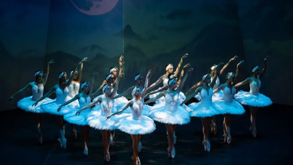 23. Uluslararası Bodrum Bale Festivali “Kuğu Gölü” ile perdelerini açtı