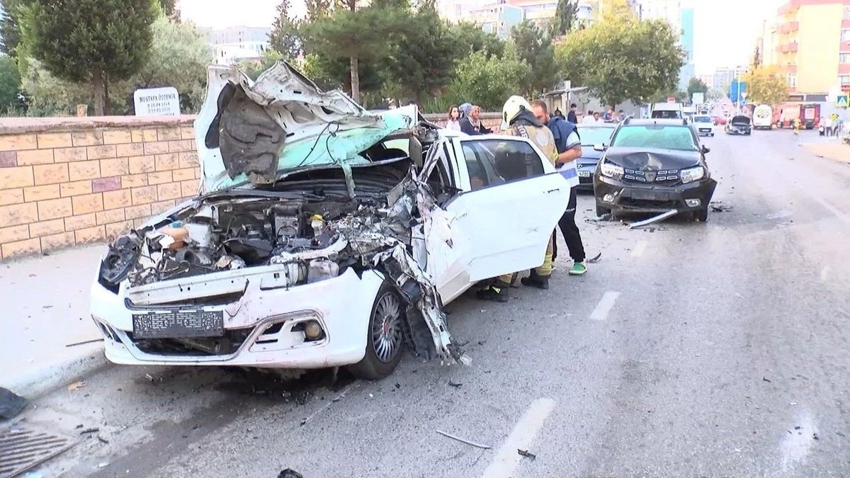Kartal’da kontrolden çıkan otomobil dehşet saçtı: Park halindeki 3 araca çarptı, 2 kişi yaralandı
