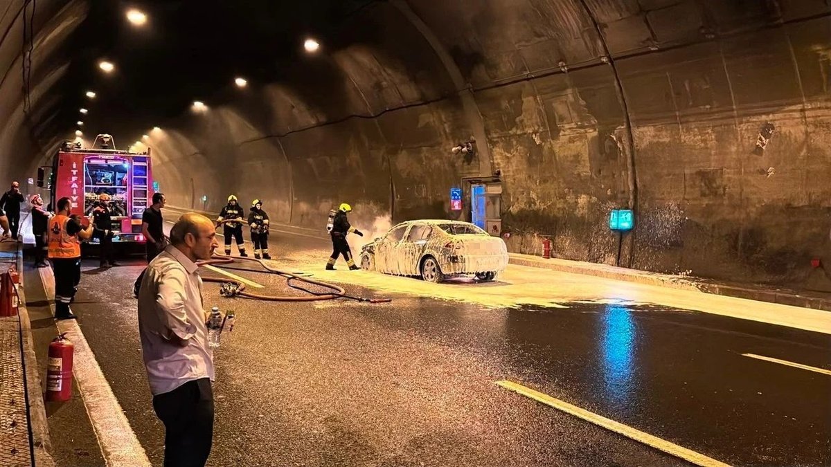 Bolu Dağı Tüneli’nde korku dolu anlar: Otomobil alev alev yandı, trafik durma noktasına geldi
