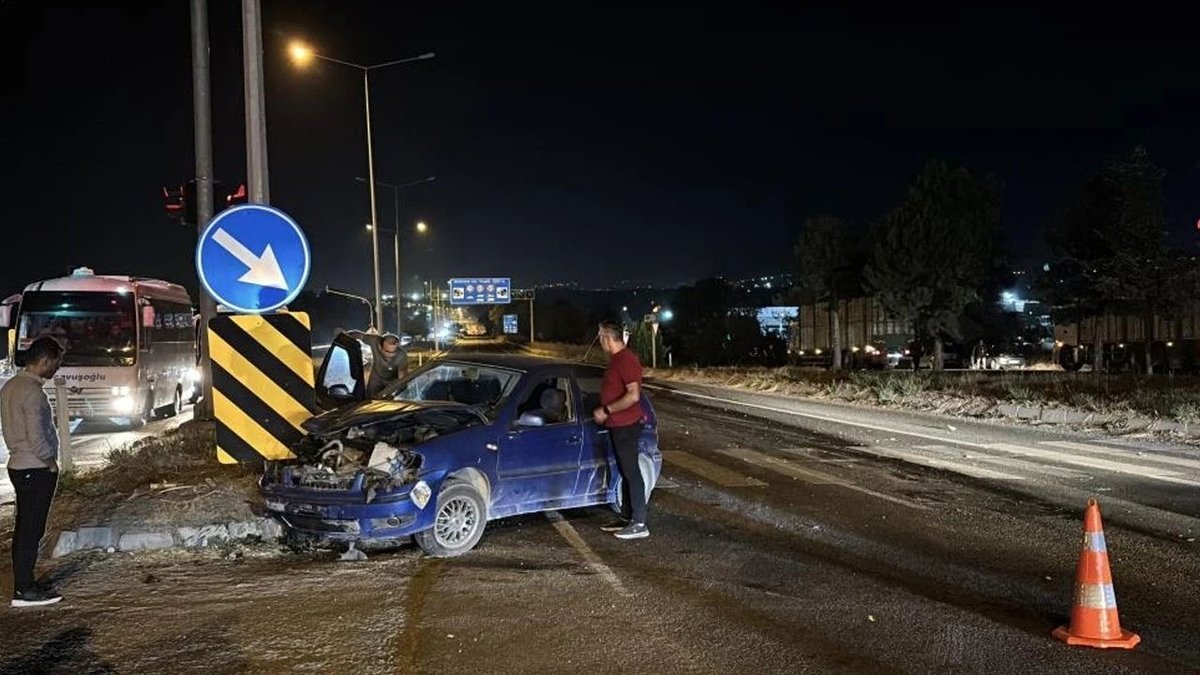 Bolu D-100'de kırmızı ışık kazası: Otomobil ile kamyon çarpıştı
