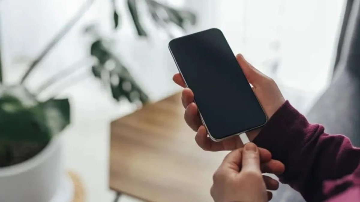 Akıllı telefonlarda yeni dönem başlıyor: Değiştirilebilir batarya geri dönüyor