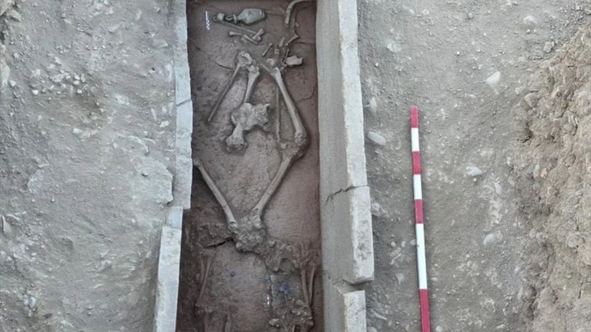 Aspendos’ta 2 Bin 400 Yıllık Mezar Ortaya Çıkarıldı: Antik Güreşçiye Ait Olabileceği Belirlendi