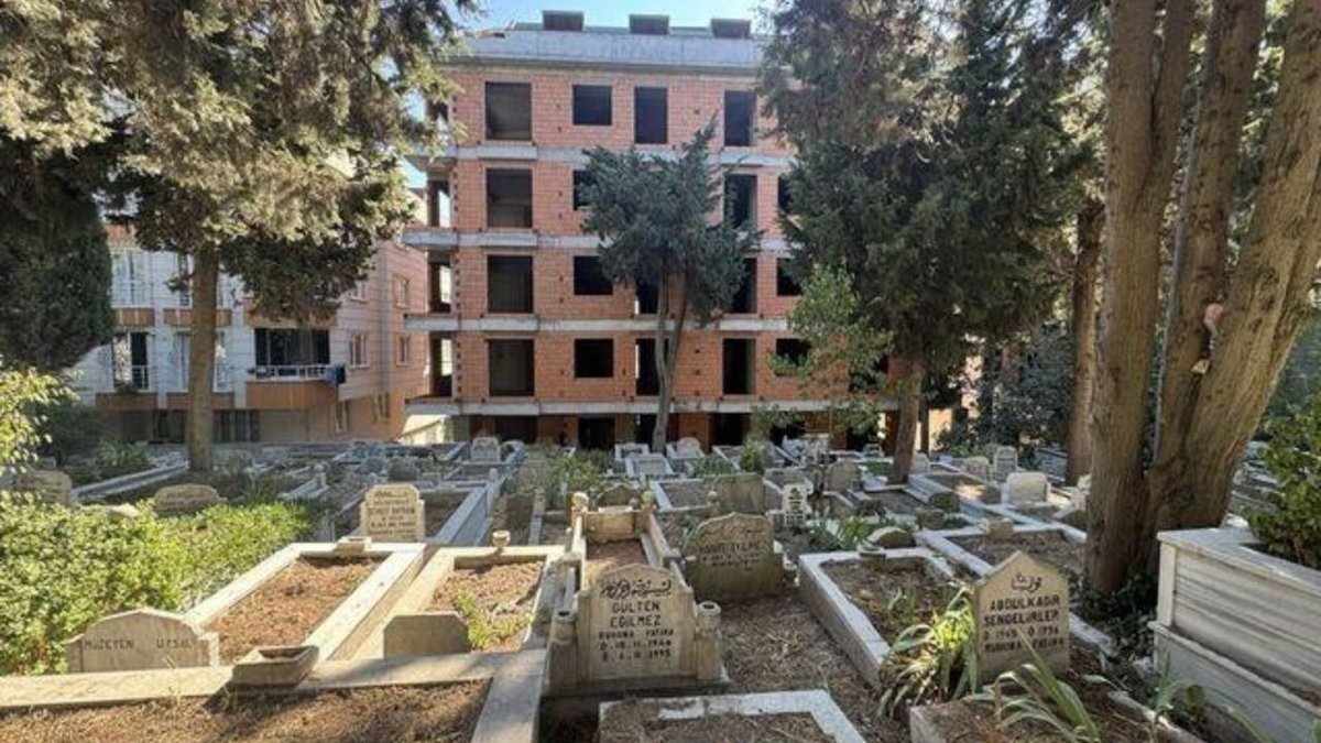 İstanbul’da Dikkat Çeken Görüntü: Mezarlığa Sıfır Yeni Daireler
