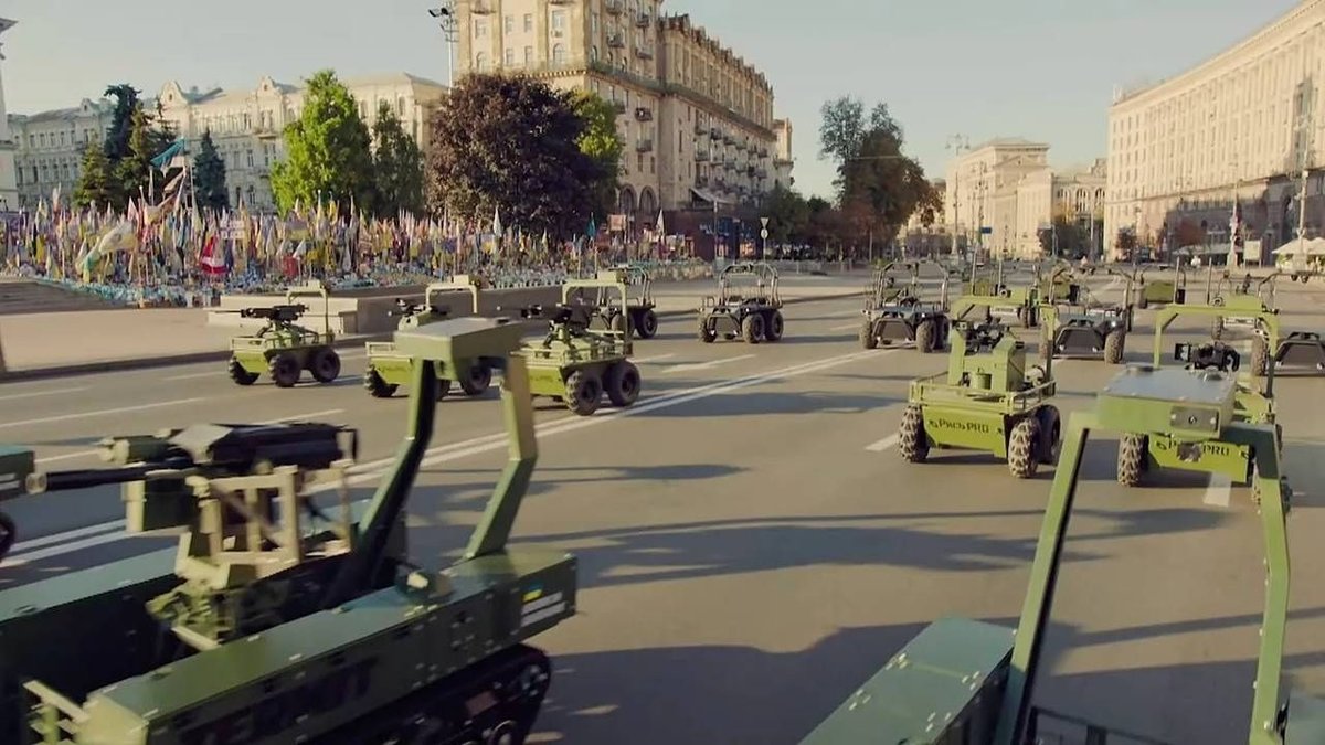 Ukrayna’dan Dikkat Çeken Gösteri: Kiev’de Askerlerin Yerini Robotlar Aldı