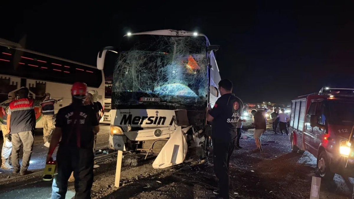 Malazgirt Zaferi Kutlamalarından Dönenleri Taşıyan Otobüs Kaza Yaptı: 13 Yaralı
