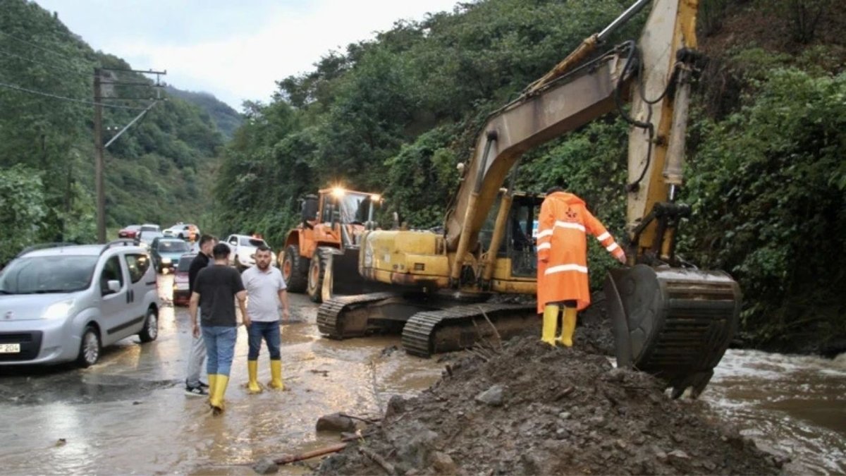 Giresun’da Sağanak Hayatı Olumsuz Etkiledi: Yollarda Toprak Kaymaları Yaşandı
