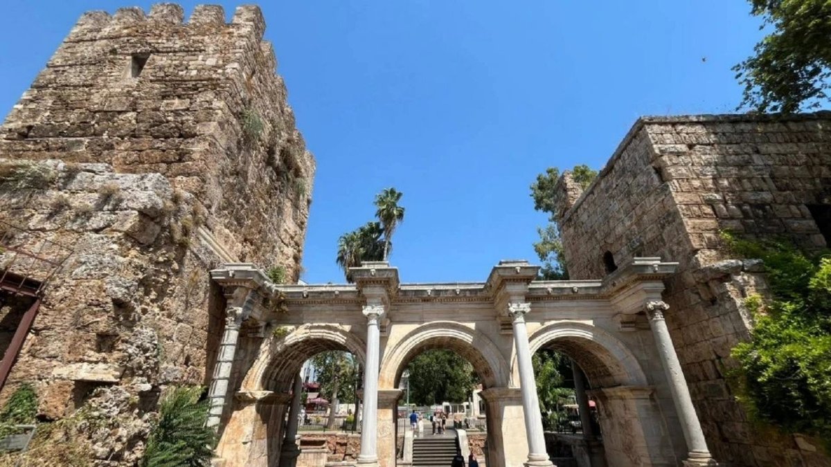 Antalya Kaleiçi’nde 2 Bin Yıllık Tarih Geçmişle Bugünü Buluşturuyor