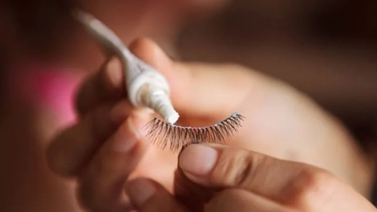 Dikkat! Takma Kirpik Kullanımı Geçici Görme Sorunları Oluşturabilir