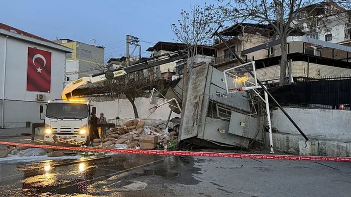 İzmir’de freni patlayan kamyon okul bahçesine devrildi