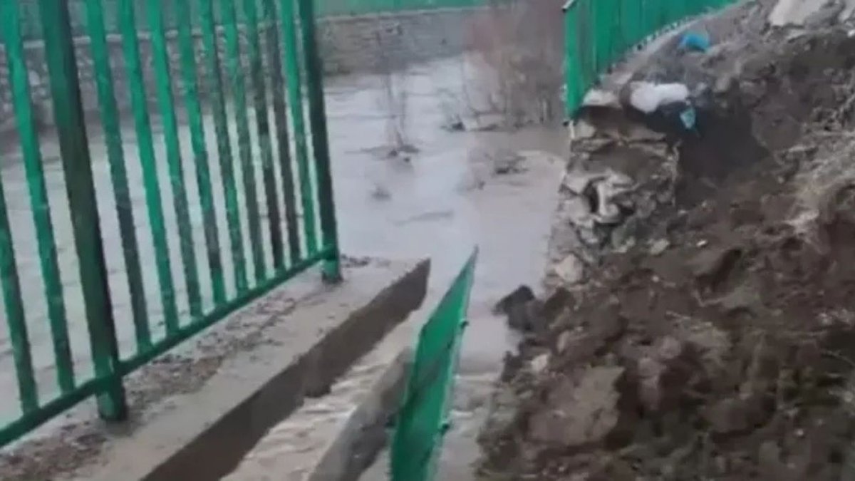 Yüksekova'da Şiddetli Yağışlar Duvarı Yıktı Ve Zarar Verdi