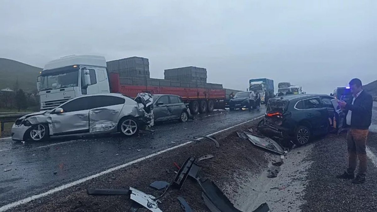 Aksaray'da Yağmur Sebebiyle Otobüs Çarpışması: 10 Araç Hasar Gördü, 7 Yaralı