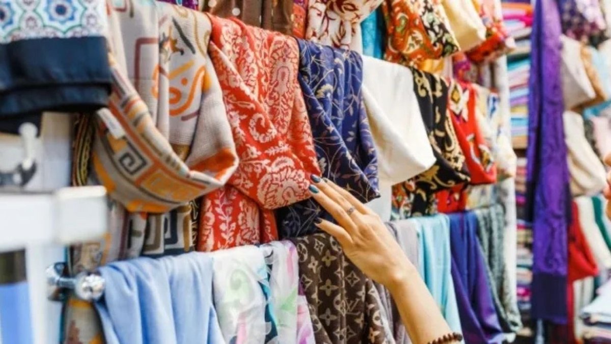 Elbise Kombinleri İçin Şal ve Eşarp Tercihinde Dikkat Edilmesi Gerekenler