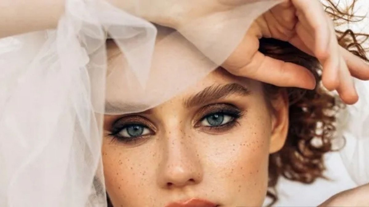 Kahve Tonlarıyla Siyah Eyelinerı Geride Bırakan Estetik Akım