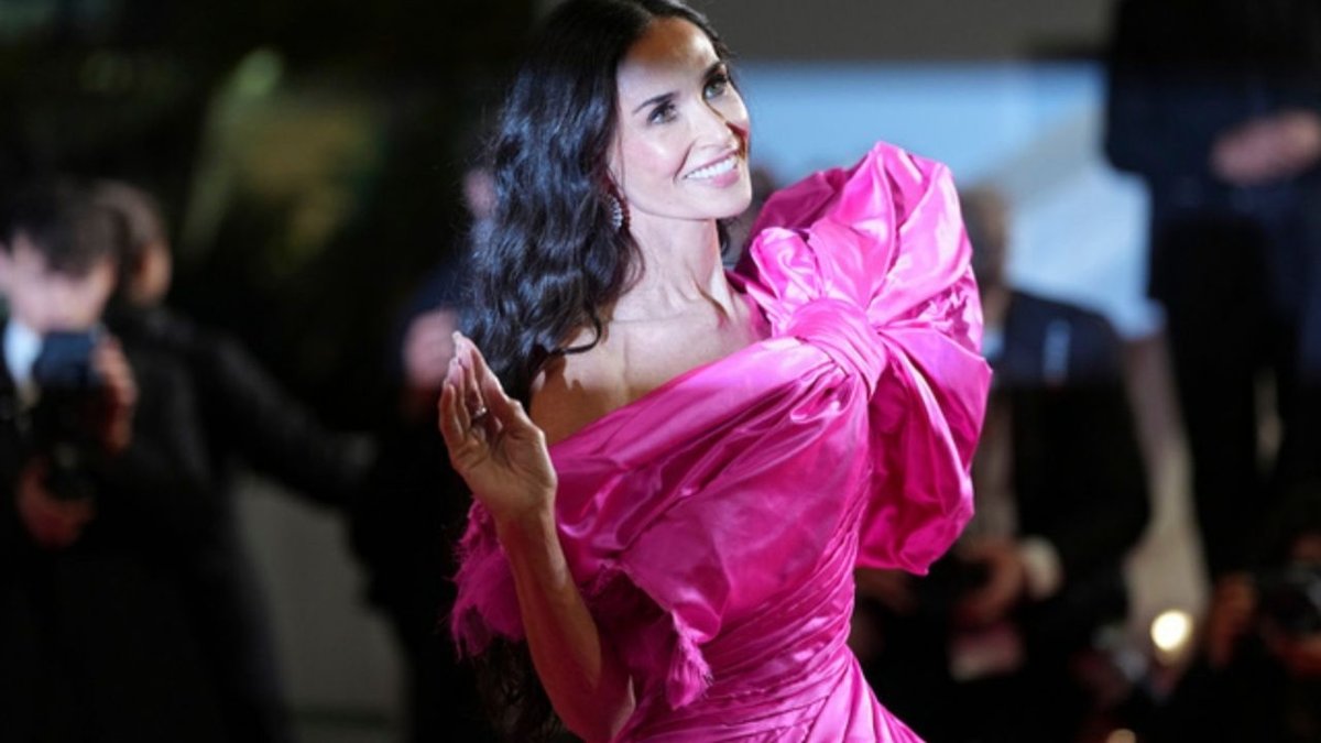 Demi Moore Cannes’ı Pembeye Büründü
