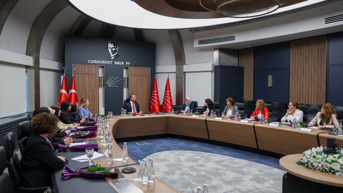 Özgür Özel, Kadın Siyasetçilerle CHP Genel Merkezinde Buluştu
