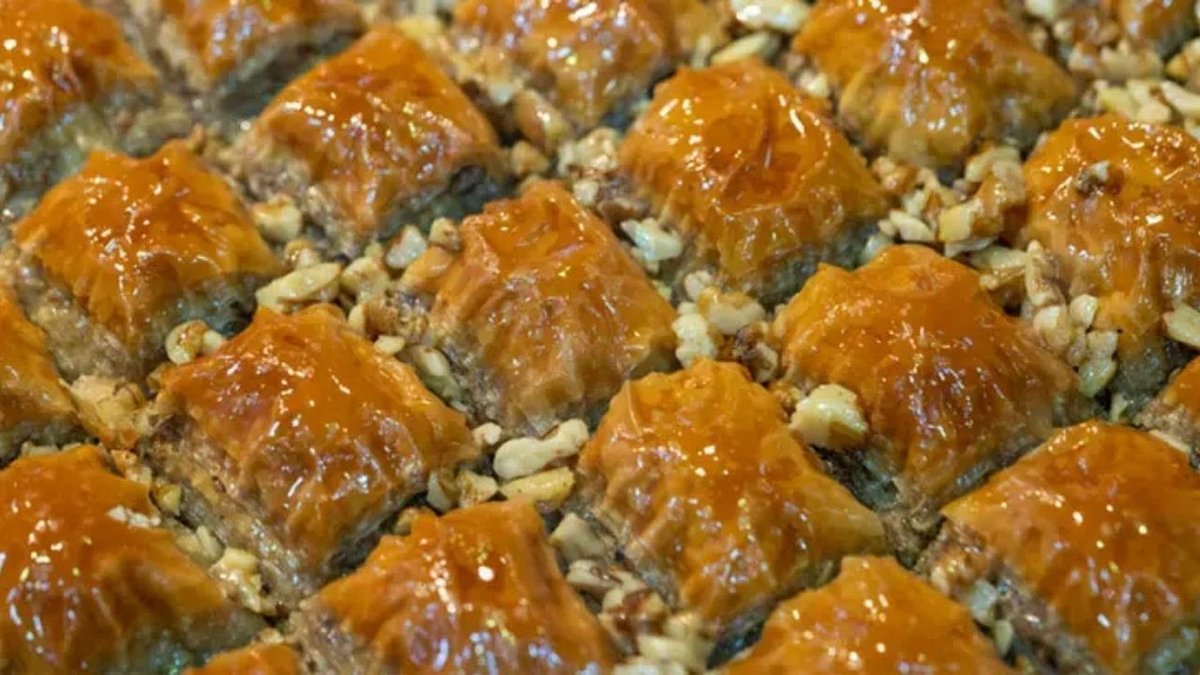10 Adımda Çıtır Çıtır Ev Baklavası Tarifi: Ustalardan Nişasta Püf Noktası