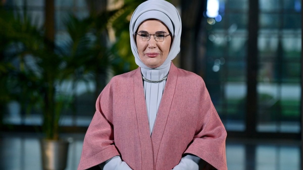 Emine Erdoğan'dan Karne Alan Öğrencilere Tebrik