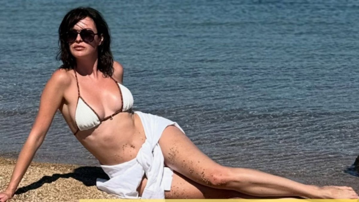 Plajda Beyaz Fırtına! Melis Sezen Kusursuz Fiziğiyle Nispet Yaptı