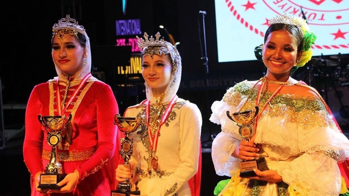 Murgul Festivalinde Güzellik Tacı Sahibini Buldu Farklı Kültürler Aynı Sahneyi Paylaştı
