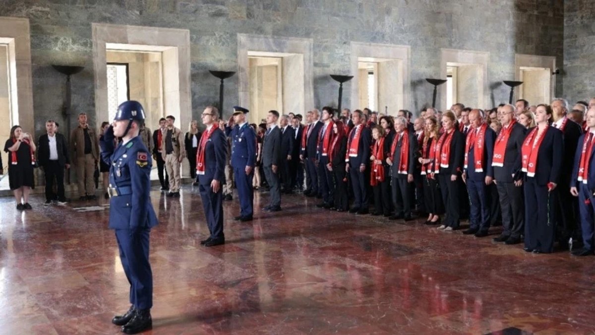 Koç Topluluğu 100. Yılını Anıtkabir Ziyaretiyle Taçlandırdı