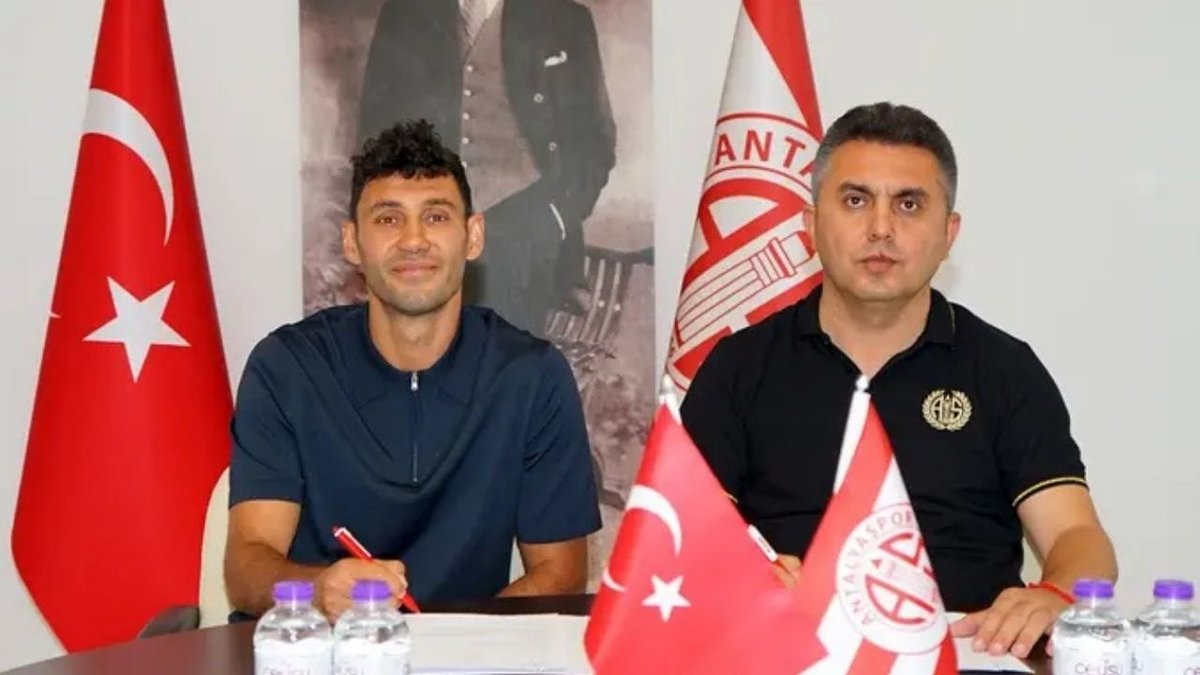 Veysel Sarı Antalyaspor’da bir sezon daha kaldı