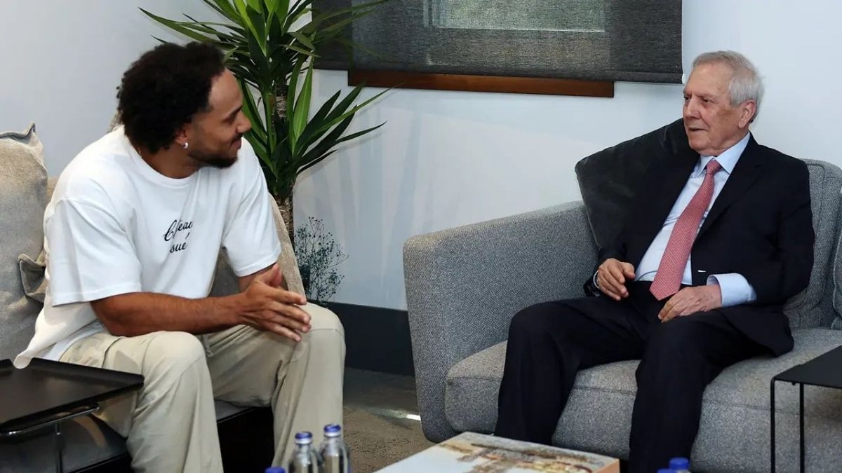 Aziz Yıldırım'dan Shane Larkin'e Sıcak Karşılama: Fenerbahçe'de Yeni Dönem Başlıyor