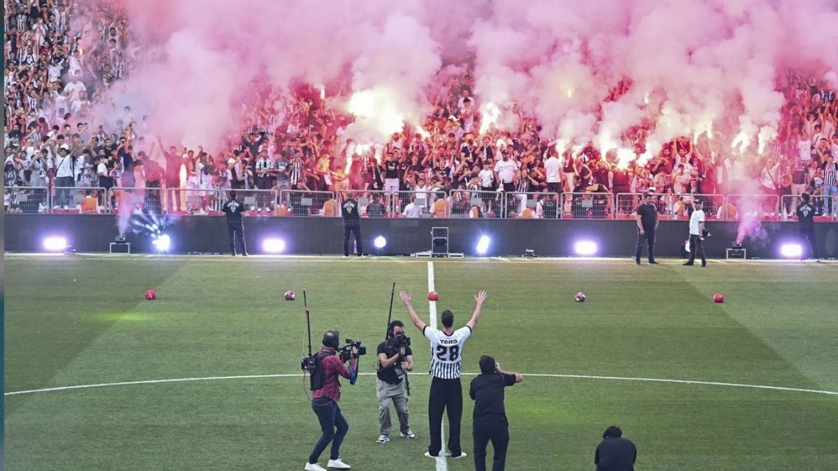Dusan Vlahovic Beşiktaş Taraftarı Önünde İmzayı Attı