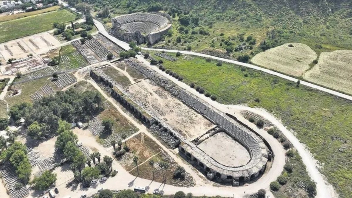 Perge Antik Kenti'nde Tarihi Bir Keşif: Gladyatör Arenasında 'Giyotin Kapısı' Ortaya Çıktı!