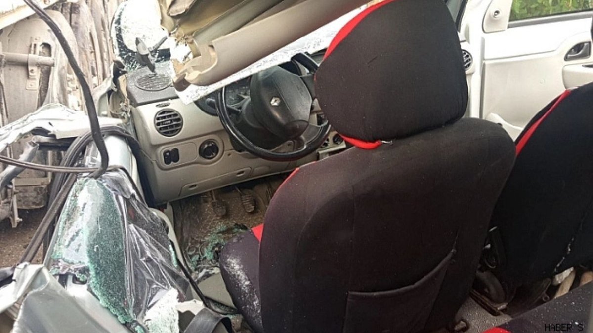 Balıkesir OSB Yolunda Feci Kaza: Otomobil Tıra Arkadan Çarptı, Sürücü Araçta Sıkıştı