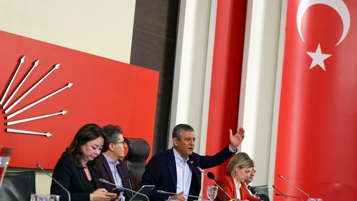 CHP PM Toplantısında Kriz Mesajı: “Kurultaysız Yönetim Olmaz, Bavulu Toplayıp Gitmeyiz”