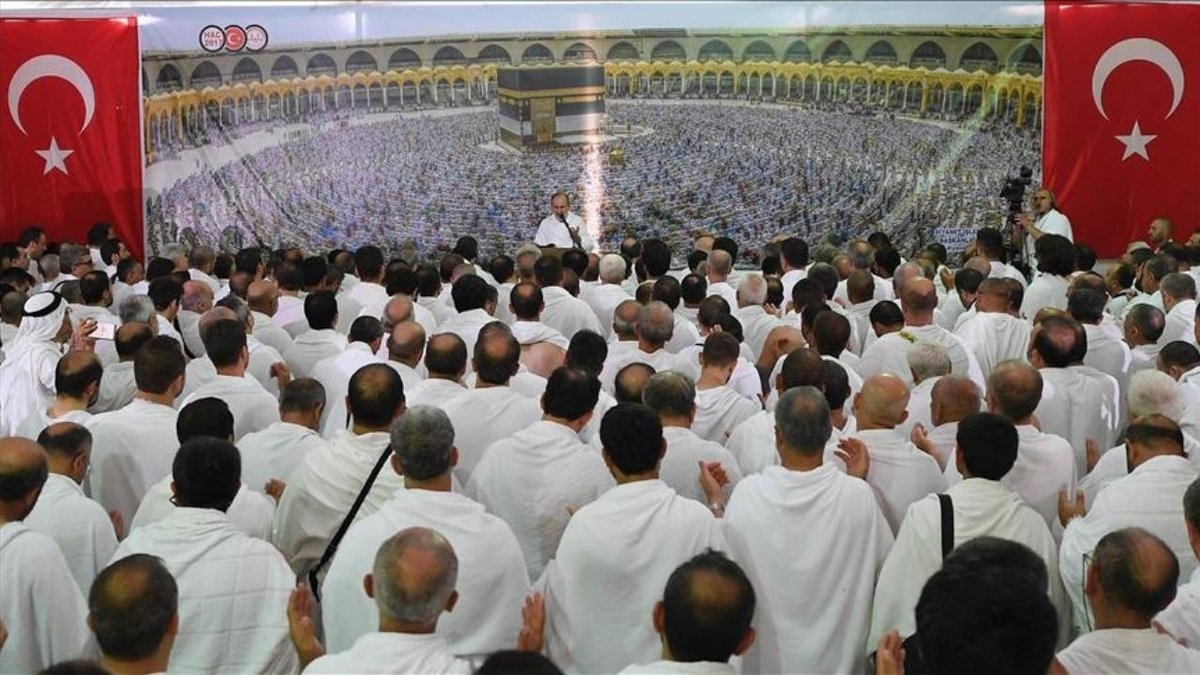 Hacı Adayları Arafat’a Akın Etti! Kafileler Cebel-i Rahme Eteklerine Taşındı