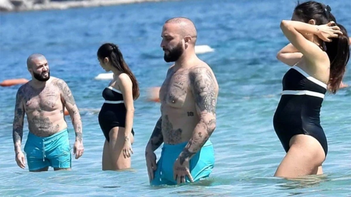 Berkay ve Özlem Ada Şahin Çeşme’de Tatil Keyfi Yaptı: 3. Bebek Heyecanı Görüntülendi