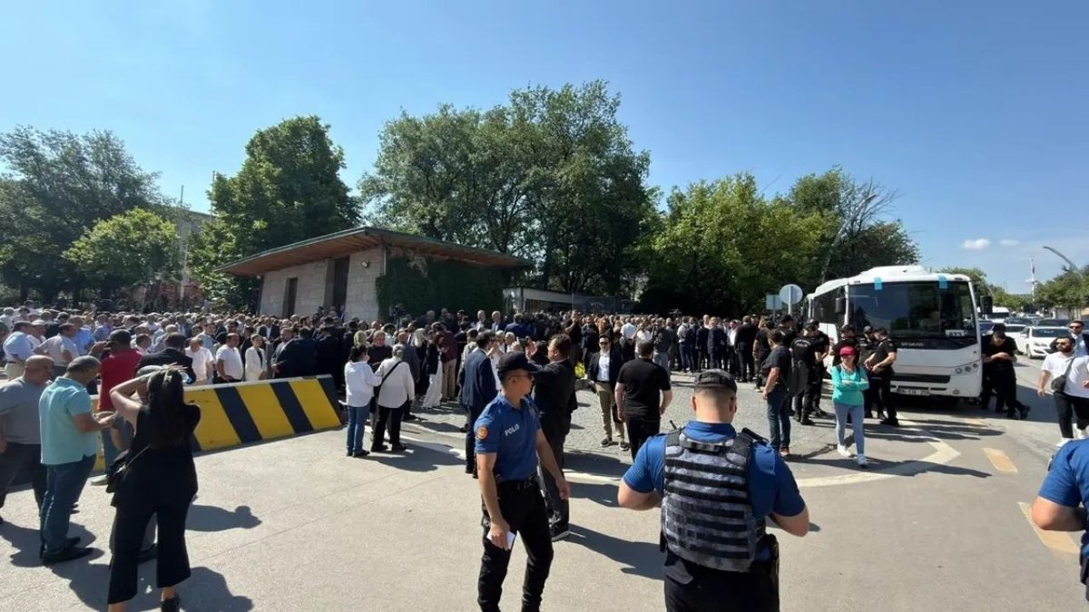 CHP’de İki Başlı Toplantı Krizi: Kılıçdaroğlu Grup Toplantısını Genel Merkez’e Taşıdı