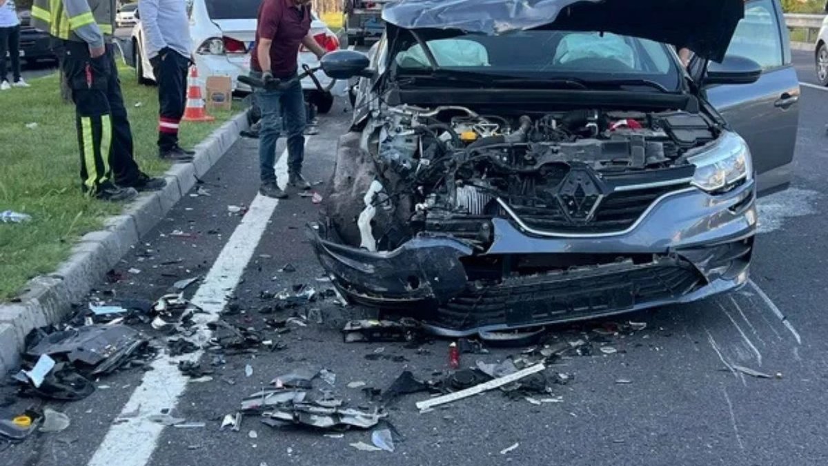 Nevşehir’de Zincirleme Kaza: 5 Kişi Yaralandı, Araçlar Refüjde Devrildi