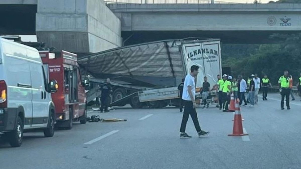 Feci Kaza! Su Yüklü Tır Hızlı Tren Köprüsü Ayağına Çarptı: Sürücü Hayatını Kaybetti