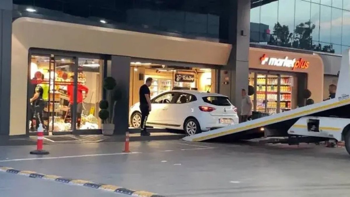 Bağcılar’da Kontrolden Çıkan Otomobil Akaryakıt Marketine Girdi