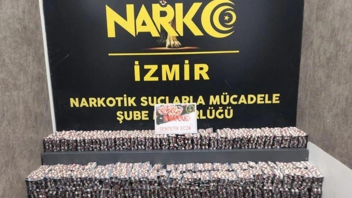 İzmir’de Narkotik Operasyonu Araçtan Kilolarca Uyuşturucu Çıktı