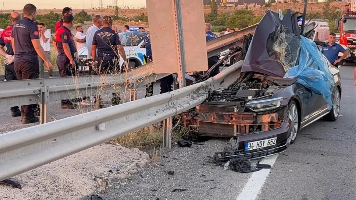 Düğün Yolculuğu Kabusa Döndü Bariyerin Saplandığı Kazada Can Kaybı Yaşandı