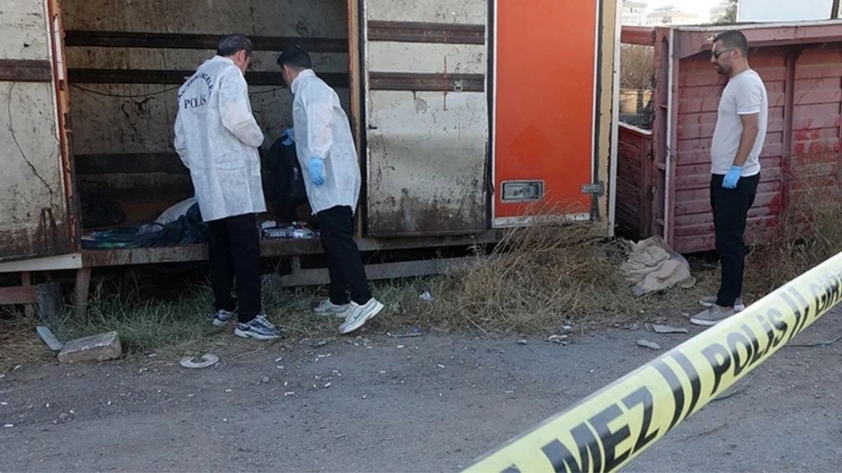 Antalya’da Kamyonet Kasasında Yaşayan 66 Yaşındaki Adam Ölü Bulundu