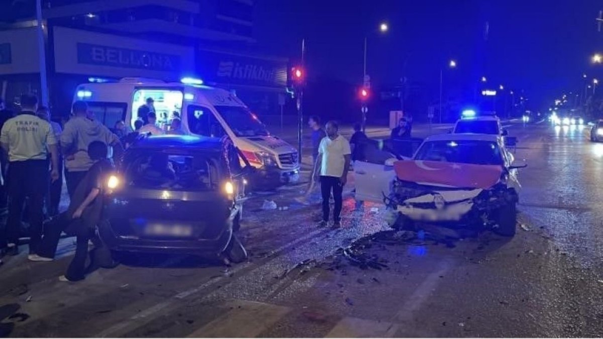 Bursa’da Feci Kaza: İki Otomobil Çarpıştı, 7 Kişi Yaralandı