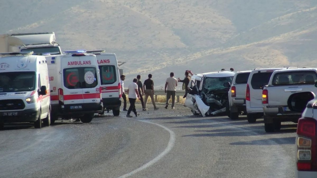 Batman'da Feci Trafik Kazası: Kamyonet ile Hafif Ticari Araç Çarpıştı, 7 Kişi Yaralandı