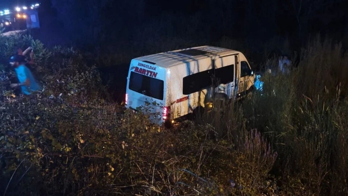 Bartın’da Yolcu Minibüsü İle Otomobil Çarpıştı: 11 Kişi Yaralandı