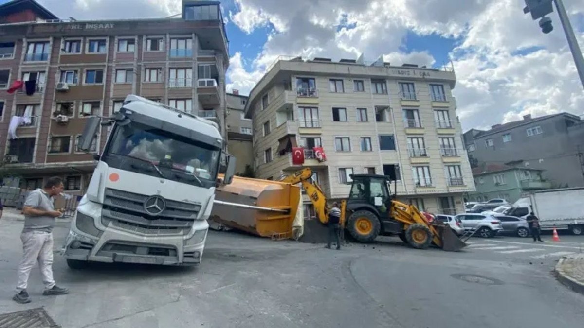 Kağıthane'de Hafriyat Kamyonunun Damperi Aracın Üzerine Devrildi